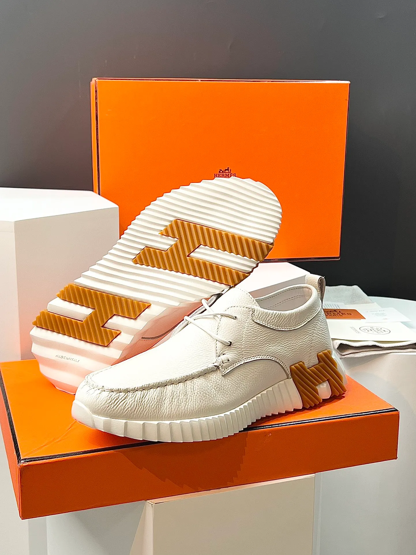 PP660【Hermes】fe new arrival~New Bouncing sneakers are the most comfortable shoes from Hermès. They are extremely light on the feet and look great. You won’t feel tired even when you go shopping and running around👍. They are light and comfortable. They are extremely light. They are perfect for both sports and leisure. They feel great when you step on them! It’s up to you to choose, there’s always what you want~ ✔️Fabric: Imported first-layer cowhide ✔️Inner lining: Imported water-dyed cowhide ✔️Outsole: Seamless combination of IP+TPU (multi-color letters) German technology irradiation machine ✔️Code number: Male 38-44 (45 customized)